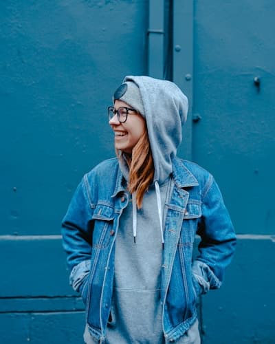 Portrait illustrating a Google review from Maria Taskina about KITAS