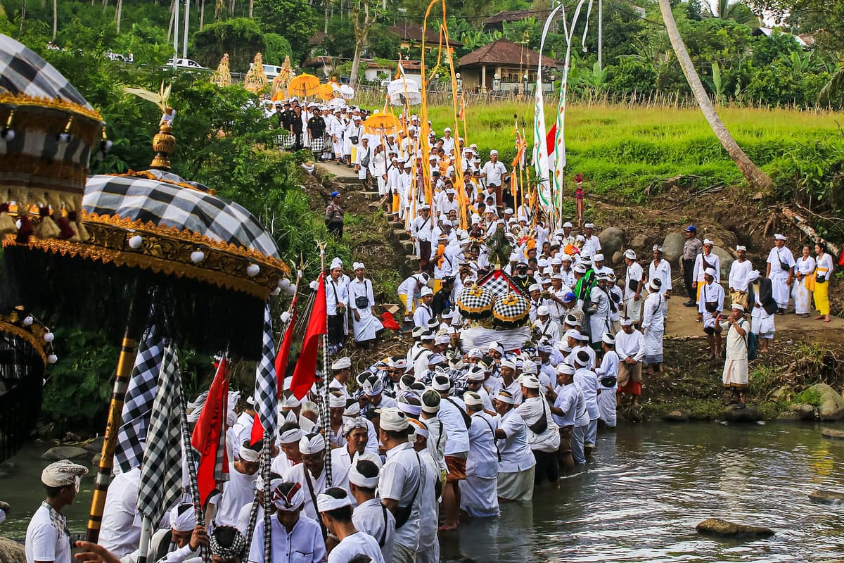 Melasti ceremony at Batukau | Bali | Go Bali Visa Agency Local Balinese community in white ceremonial dress during a Melasti purification ritual at Batukau Temple