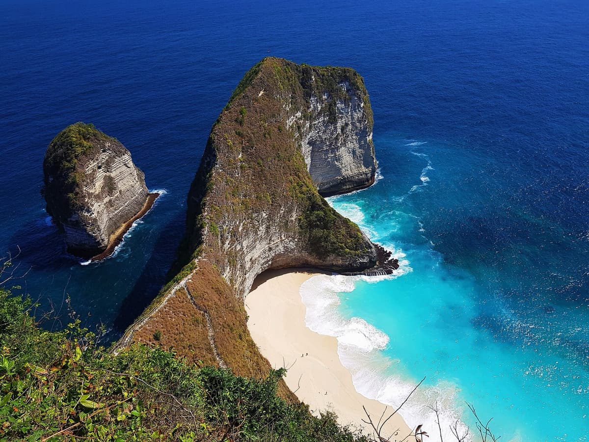 Kelingking Beach, Nusa Penida | Bali | Go Bali Visa Agency Steep limestone cliff and turquoise bay at Kelingking Beach, Nusa Penida, Bali